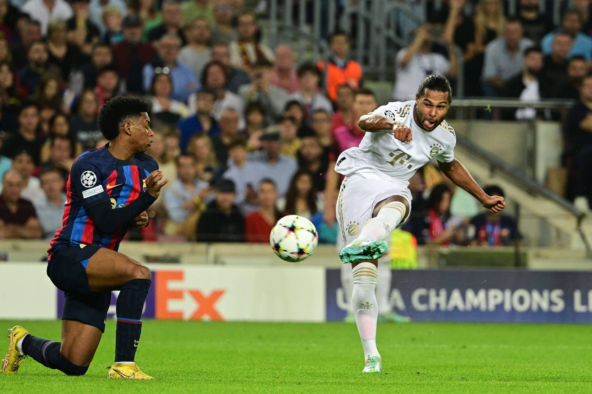 Serge Gnabry: Lieferte aus der eigenen Hälfte beim 1:0 den perfekt getimten Diagonalpass auf Mané. Das 2:0 bereitete er dann lässig per Außenrist vor. Sein Ballverlust kurz vorm Halbzeitpfiff blieb ohne Folgen und nur ein Schönheitsfehler. Bei seinem Arjen-Robben-Gedächtnis-Traumtor stand er hauchdünn im Abseits. Legte dann das Tor zum 3:0 auf (95.). Nähert sich langsam wieder seiner Topform. Note 1