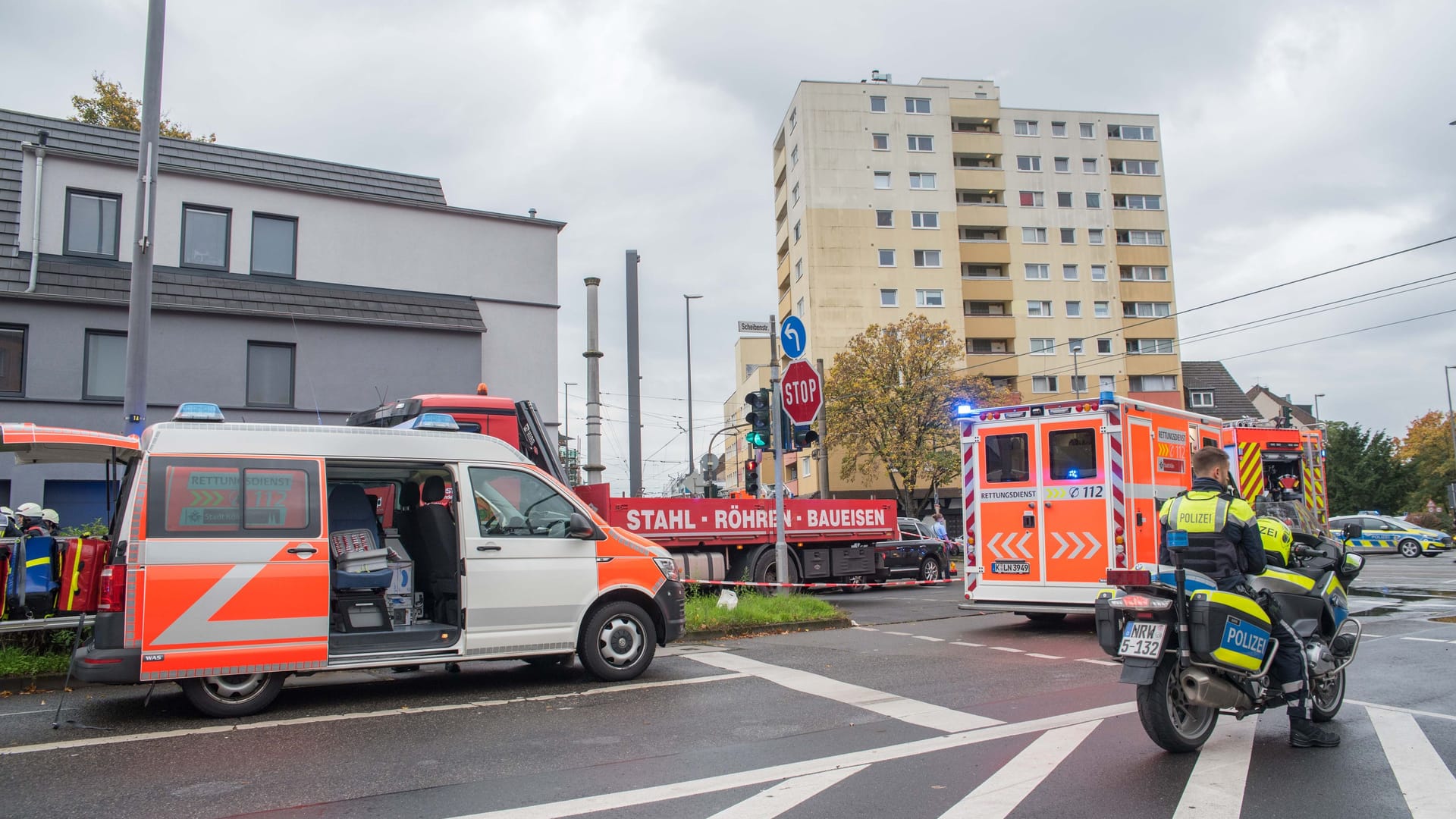 Polizei und Rettungskräfte stehen am Unfallort: Der Fahrradfahrer musste von der Feuerwehr befreit werden.