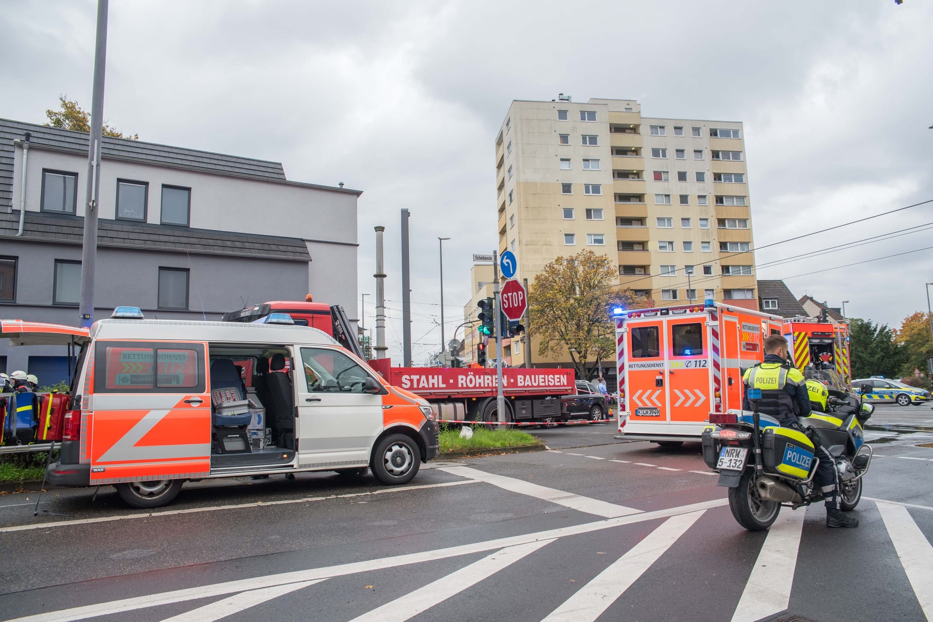 Polizei und Rettungskräfte stehen am Unfallort: Der Fahrradfahrer musste von der Feuerwehr befreit werden.