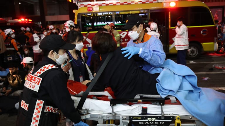 Rettungskräfte in Seoul: Bei zahlreichen Menschen mussten Wiederbelebungsmaßnahmen durchgeführt werden.