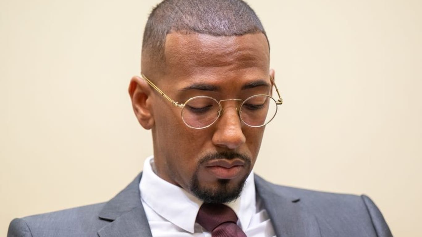 Der ehemalige Nationalspieler Boateng sitzt zu Beginn des Auftakts im Berufungsprozess im Gerichtssaal des Landgerichts München