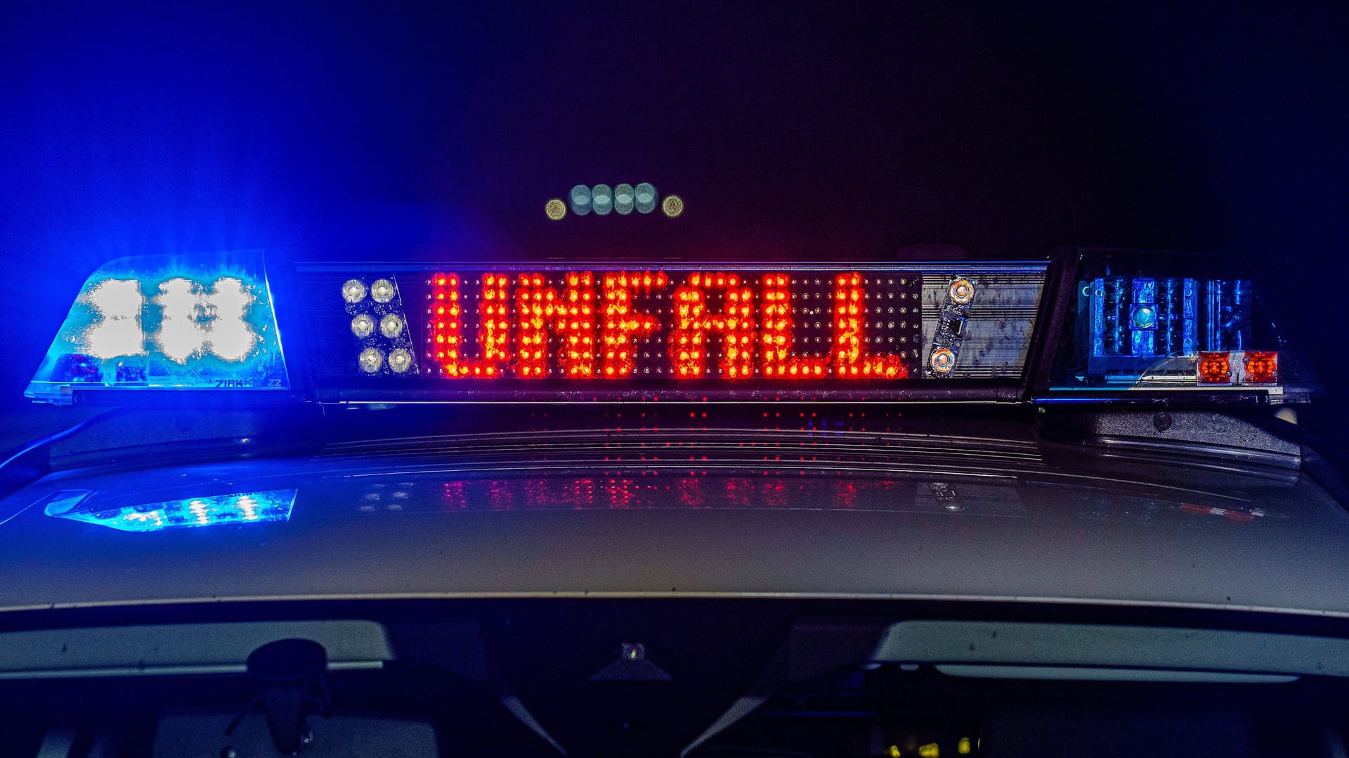 Einsatzfahrzeug der Polizei mit Blaulicht und dem Schriftzug Unfall (Symbolfoto): Ein 26-Jähriger starb im Landkreis Cuxhaven. Einsatzfahrzeug der Polizei mit Blaulicht und dem Schriftzug Unfall (Symbolfoto): Ein 26-Jähriger starb im Landkreis Cuxhaven.