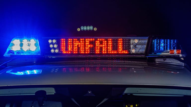 Einsatzfahrzeug der Polizei mit Blaulicht und dem Schriftzug Unfall (Symbolfoto): Ein 26-Jähriger starb im Landkreis Cuxhaven.