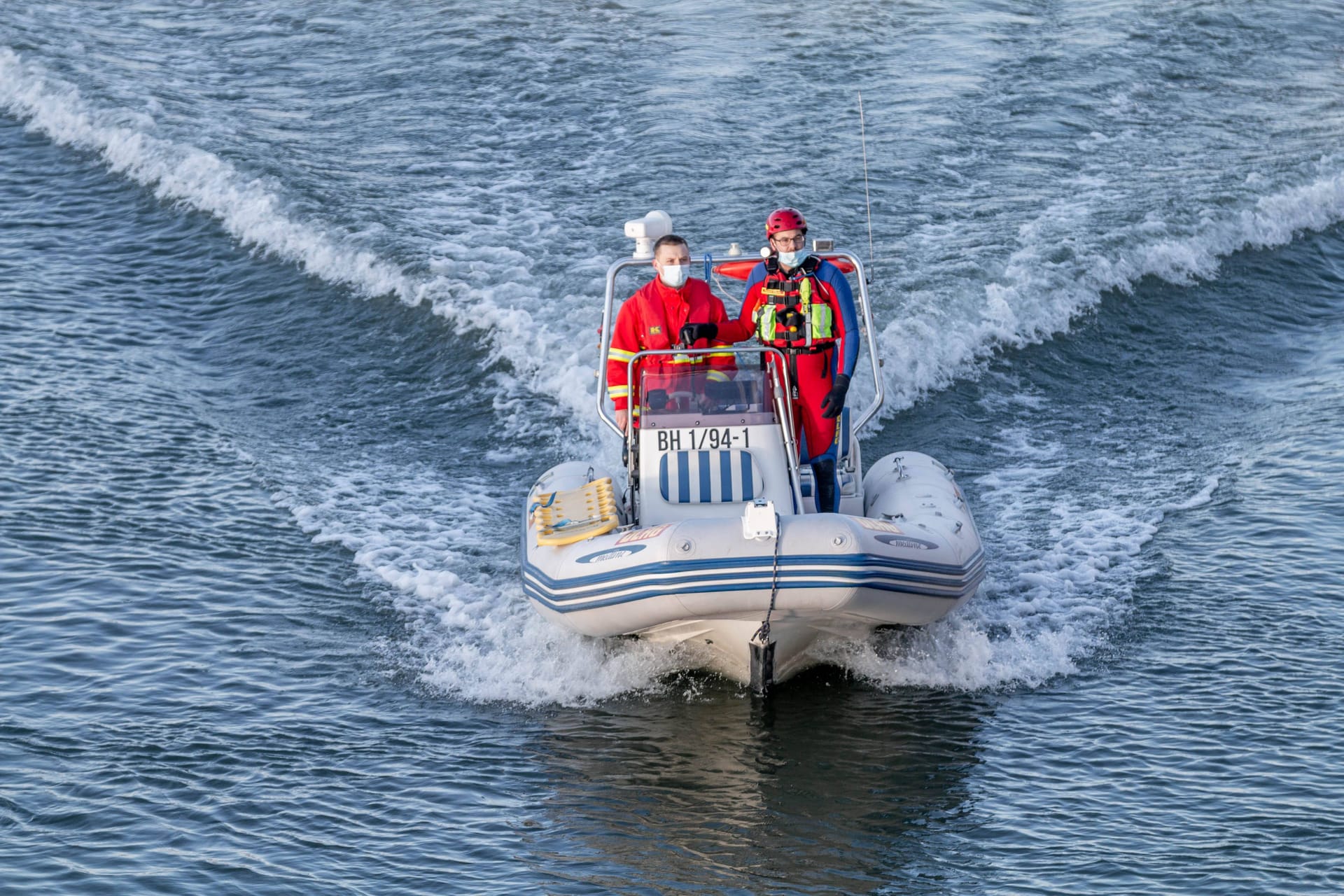 Retter auf einem Boot im Rhein (Symbolbild): Die Identität des Mannes ist noch unklar.