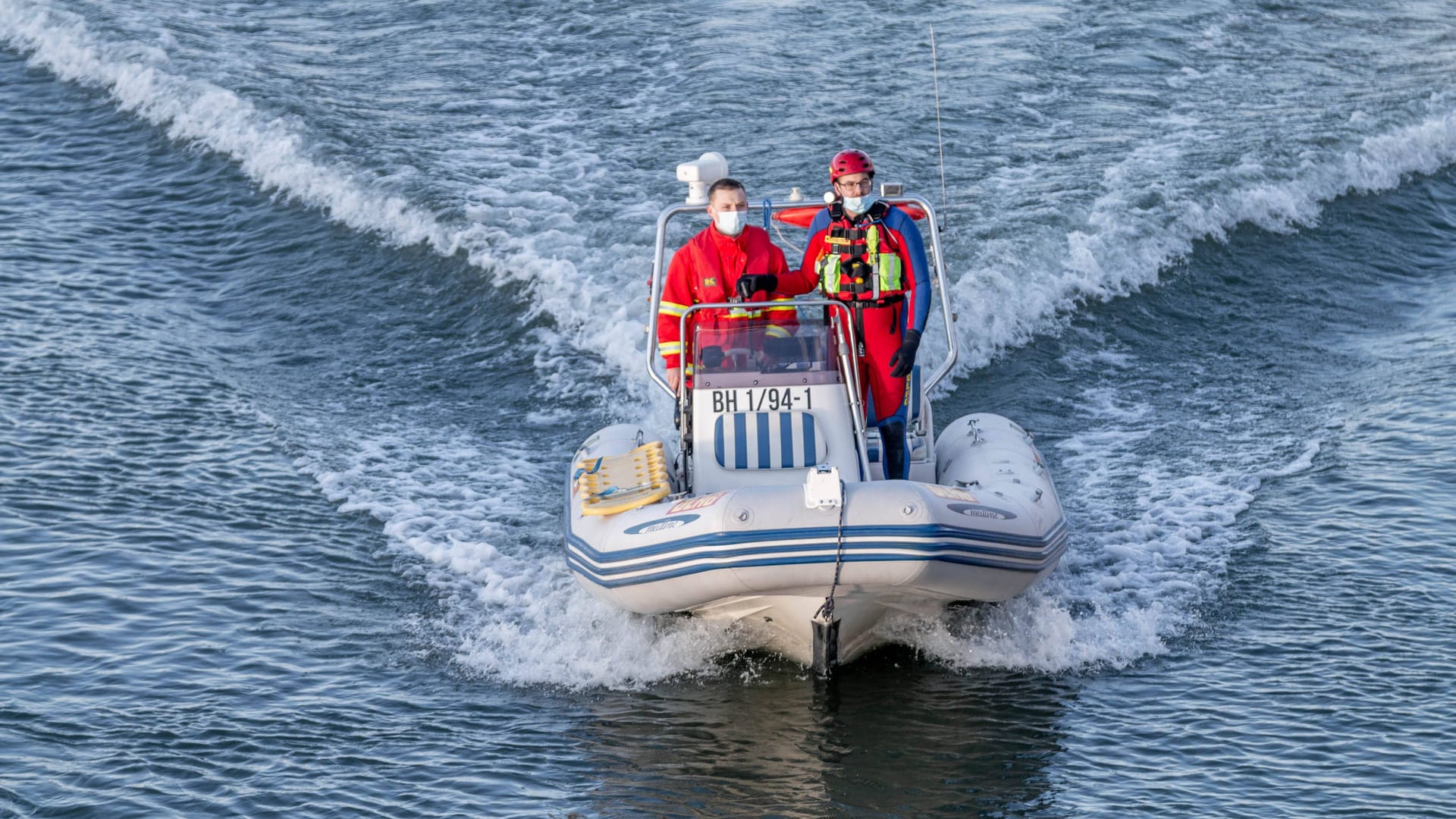 Retter auf einem Boot im Rhein (Symbolbild): Die Identität des Mannes ist noch unklar.