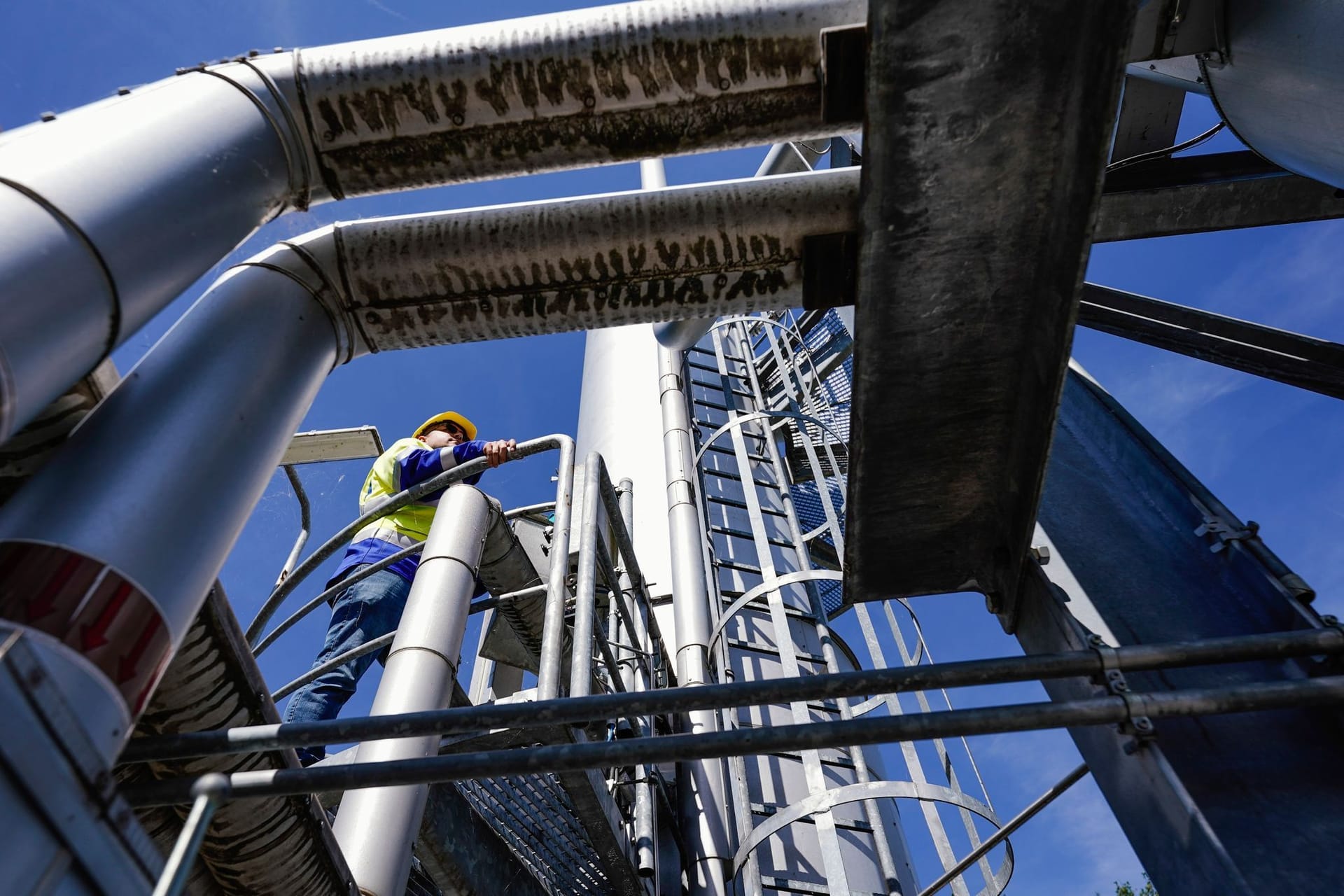 Ein Mitarbeiter prüft eine Absorberanlage eines Gasspeichers: Die Füllstände steigen. Ein Mitarbeiter prüft eine Absorberanlage eines Gasspeichers: Die Füllstände steigen.