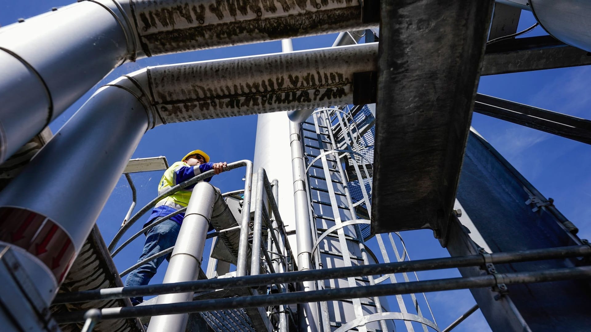 Ein Mitarbeiter prüft eine Absorberanlage eines Gasspeichers: Die Füllstände steigen. Ein Mitarbeiter prüft eine Absorberanlage eines Gasspeichers: Die Füllstände steigen.