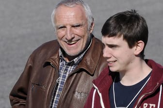 Dietrich Mateschitz mit seinem Sohn Mark: Hier während eines Rundgangs im Jahr 2012 an einer Formel-1-Rennstrecke in Spanien.