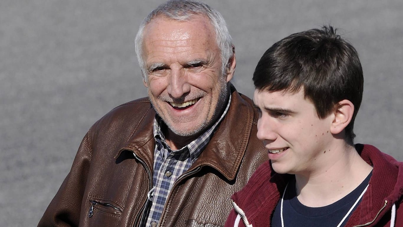 Dietrich Mateschitz mit seinem Sohn Mark: Hier während eines Rundgangs im Jahr 2012 an einer Formel-1-Rennstrecke in Spanien.
