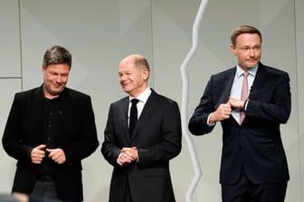Bundeswirtschaftsminister Robert Habeck, Bundeskanzler Olaf Scholz und Bundesfinanzminister Christian Lindner bei der Unterzeichnung des Koalitionsvertrages der Ampelregierung im Dezember 2021.