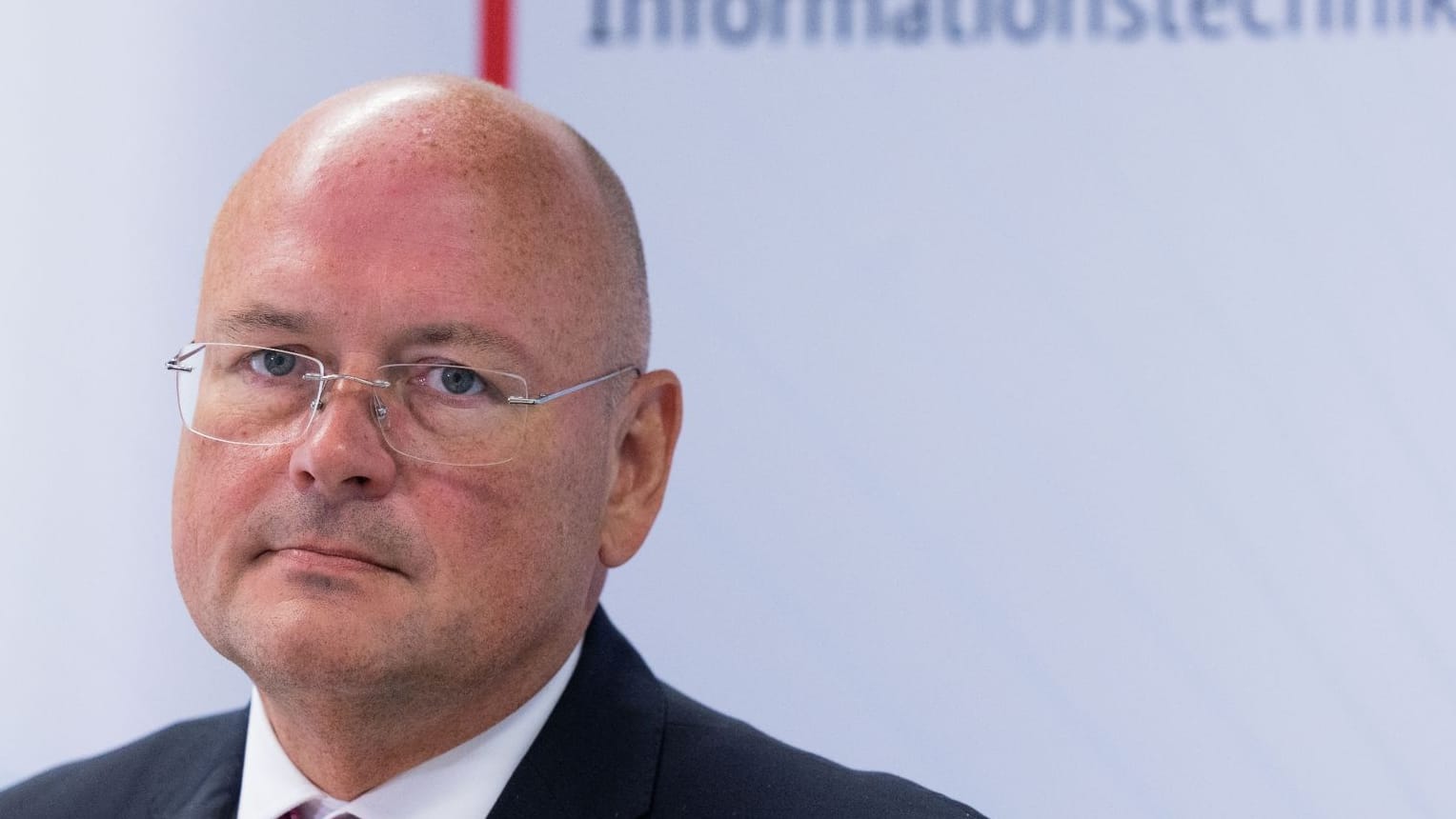 Das Bundesamt für Sicherheit in der Informationstechnik (BSI) bekommt eine neue Leitung – Arne Schönbohm muss gehen.