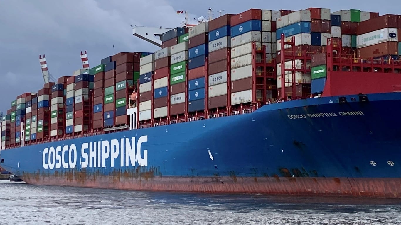 Ein Cosco-Frachter wird an das Containerterminal Tollerort geschleppt: Bis Ende des Jahres wird sich entscheiden, wie es am Hamburger Hafen weitergeht.