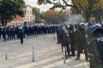 Polizisten sichern das Derby zwischen St. Pauli und dem HSV: Über 1.450 Beamte waren im Einsatz.