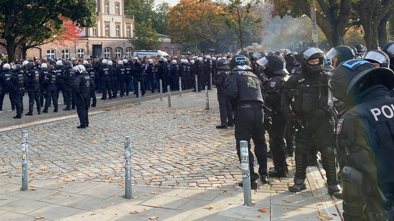 Polizisten sichern das Derby zwischen St. Pauli und dem HSV: Über 1.450 Beamte waren im Einsatz.