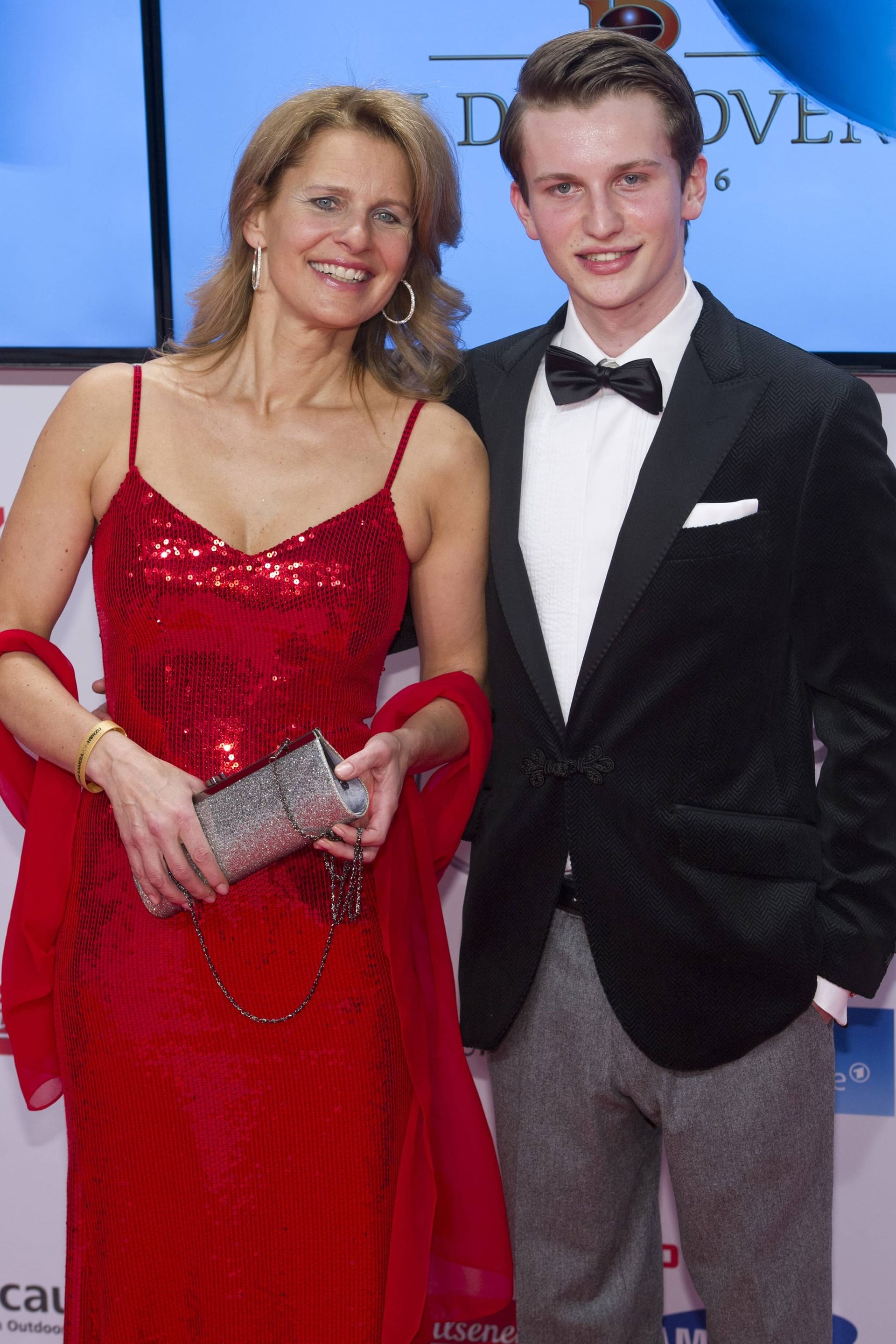 Katrin Müller-Hohenstein und Sohn Niklas: Hier posieren Sie bei der Verleihung der Goldenen Kamera 2015 gemeinsam auf dem roten Teppich in Hamburg.