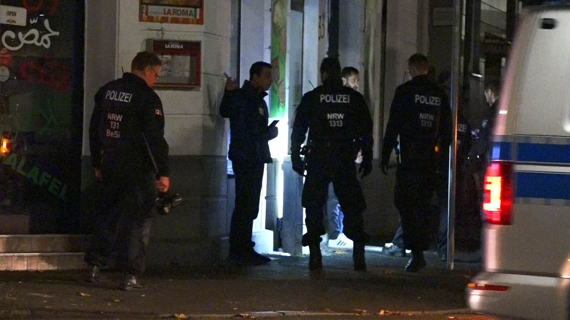 Einsatzkräfte in der Dortmunder Nordstadt: Ein Mann versuchte bei der Razzia zu fliehen. Einsatzkräfte in der Dortmunder Nordstadt: Ein Mann versuchte bei der Razzia zu fliehen.