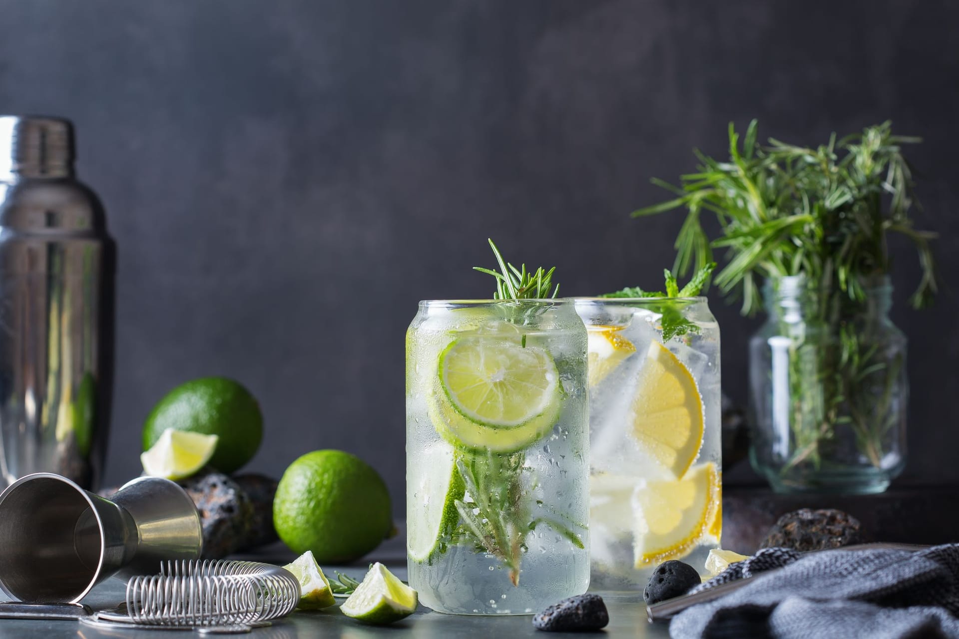 Tonic Water: Das Getränk ist besonders in alkoholischen Mixgetränken beliebt.