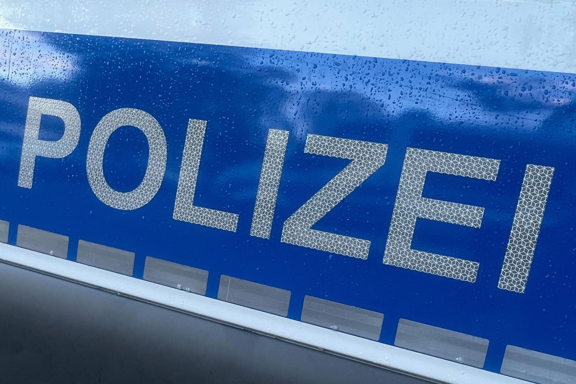 Schriftzug "Polizei" auf einem Streifenwagen (Symbolbild): Die Polizei hat vier Personen festgenommen.