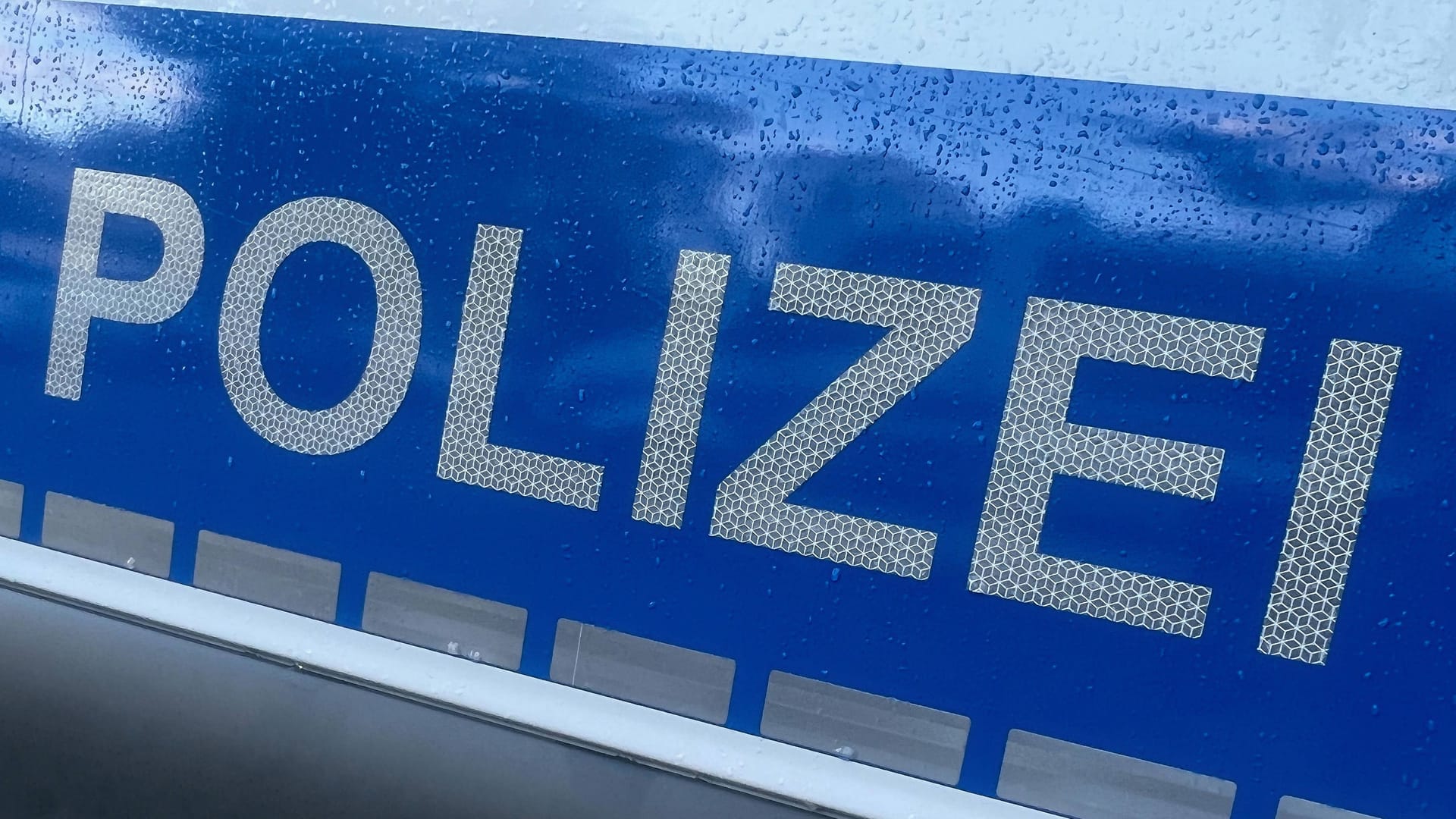 Schriftzug "Polizei" auf einem Streifenwagen (Symbolbild): Die Polizei hat vier Personen festgenommen.