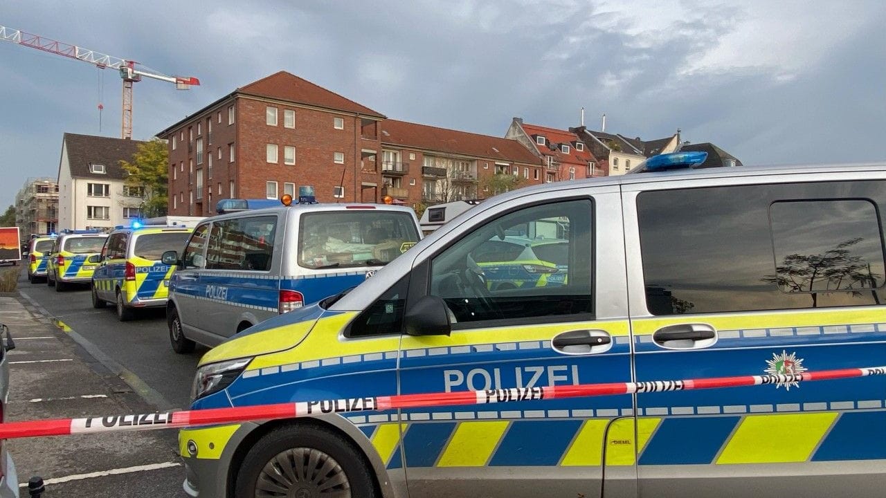 Polizeiwagen am Einsatzort in Köln-Neuehrenfeld: Der Bereich wurde weiträumig abgesperrt. Polizeiwagen am Einsatzort in Köln-Neuehrenfeld: Der Bereich wurde weiträumig abgesperrt.