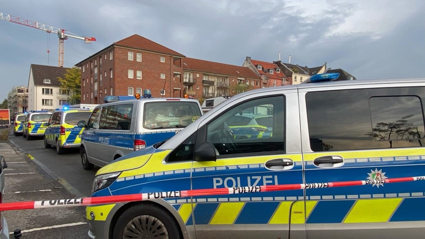 Polizeiwagen am Einsatzort in Köln-Neuehrenfeld: Der Bereich wurde weiträumig abgesperrt.