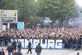 Beim Stadtderby zwischen dem FC St. Pauli und dem Hamburger SV zogen die HSV-Fans geschlossen zum Stadion am Millerntor.