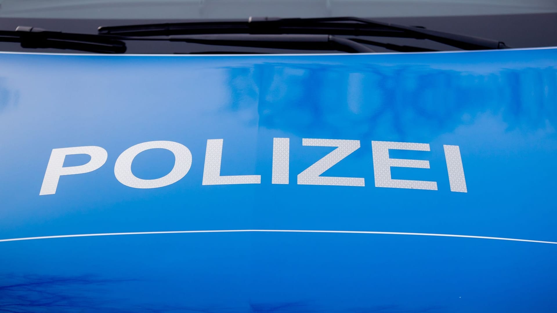 Der Polizei-Schriftzug steht auf einem Einsatzfahrzeug (Symbolbild): Der Mann kam in Untersuchungshaft. Der Polizei-Schriftzug steht auf einem Einsatzfahrzeug (Symbolbild): Der Mann kam in Untersuchungshaft.