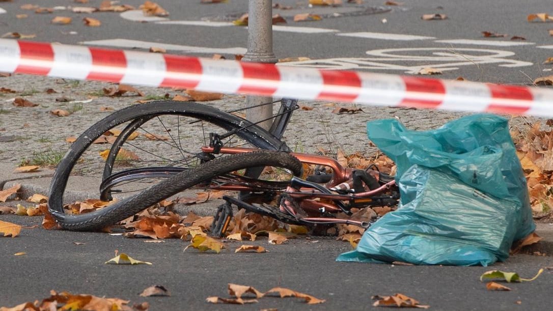 Das zerstörte Fahrrad auf der Bundesallee in Berlin-Wilmersdorf: Ein spezielles Bergungsfahrzeug hatte die Frau bergen sollen.