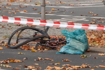 Das zerstörte Fahrrad auf der Bundesallee in Berlin-Wilmersdorf: Ein spezielles Bergungsfahrzeug hatte die Frau bergen sollen.