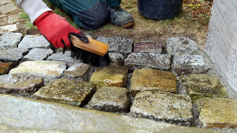 Bei Natursteine, wie Granit oder Basalt sollten eine weiche Bürste benutzt werden.