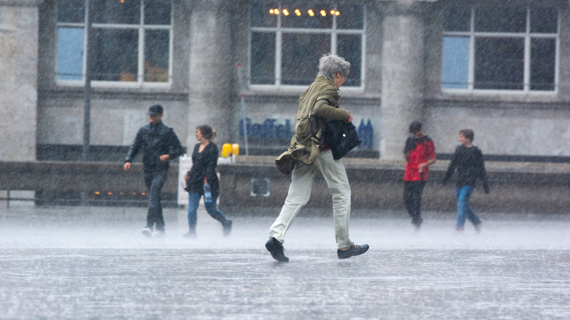 Ein Mann rennt in Köln durch den Regen (Symbolbild): In den nächsten Tagen soll es in NRW regnerisch bleiben. Ein Mann rennt in Köln durch den Regen (Symbolbild): In den nächsten Tagen soll es in NRW regnerisch bleiben.