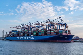 Ein Containershiff von Cosco Shipping vor Terminal Tollerort im Hamburger Hafen: Hier will die chinesische Reederei Anteile erwerben.