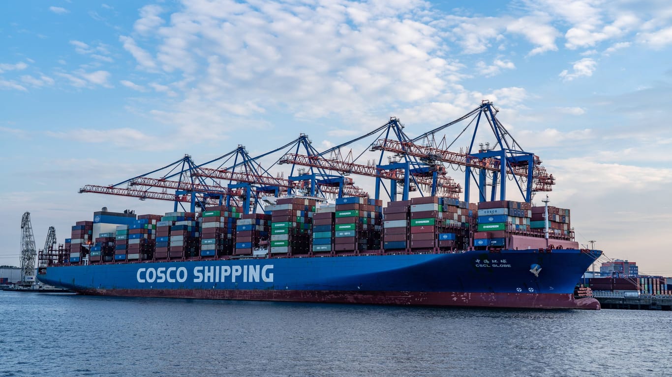 Ein Containershiff von Cosco Shipping vor Terminal Tollerort im Hamburger Hafen: Hier will die chinesische Reederei Anteile erwerben.
