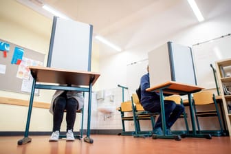 Wahltag in Hannover: Wähler geben in der Lutherschule ihre Stimme ab.