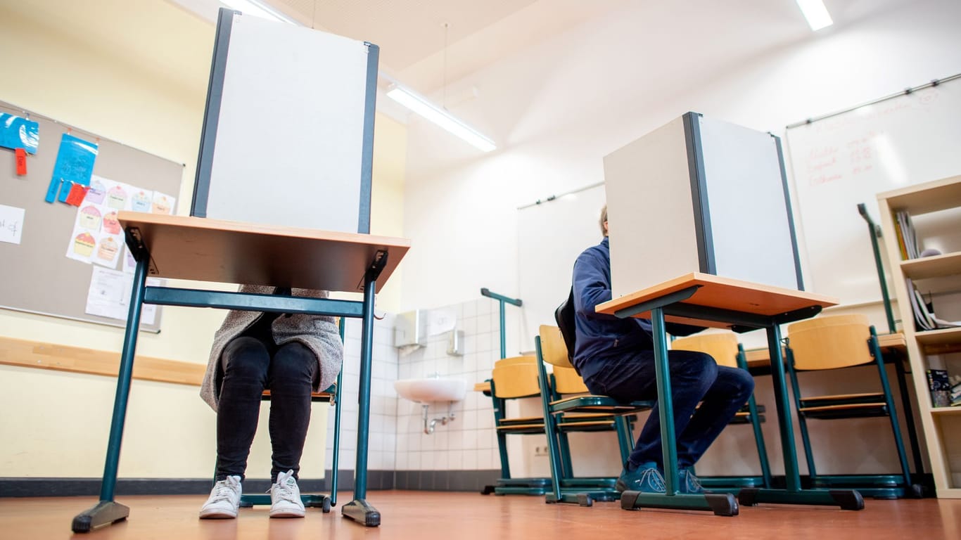 Wahltag in Hannover: Wähler geben in der Lutherschule ihre Stimme ab.