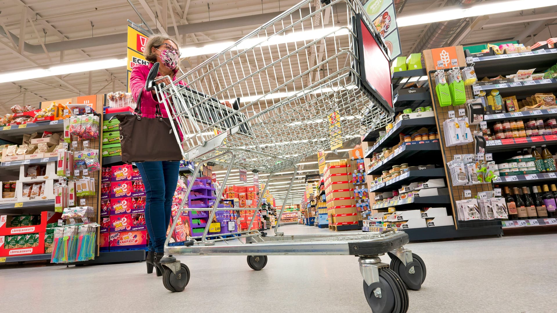 Frau im Discounter: Auch im kommenden Jahr wird uns die Inflation noch begleiten.