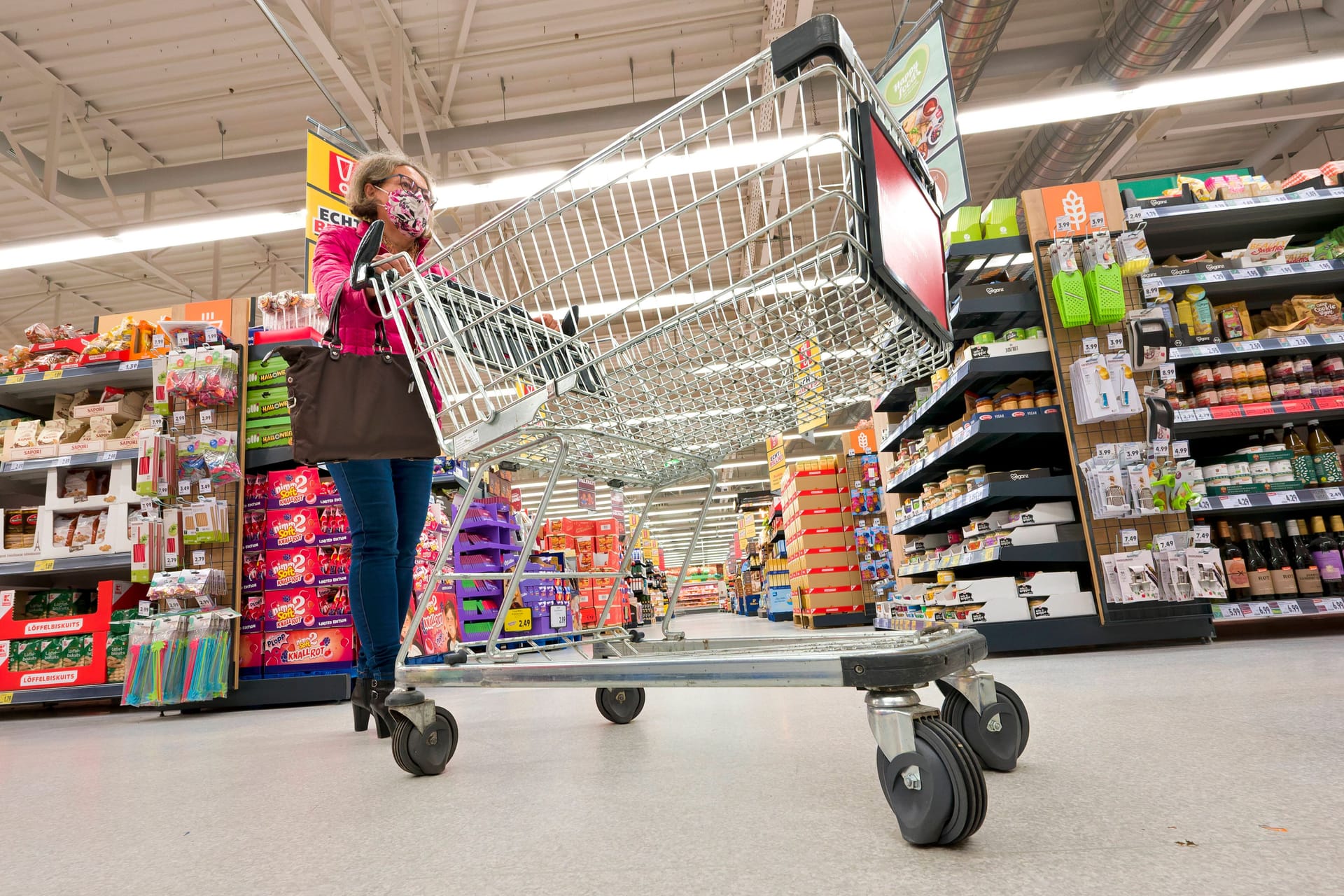 Frau im Discounter: Auch im kommenden Jahr wird uns die Inflation noch begleiten.