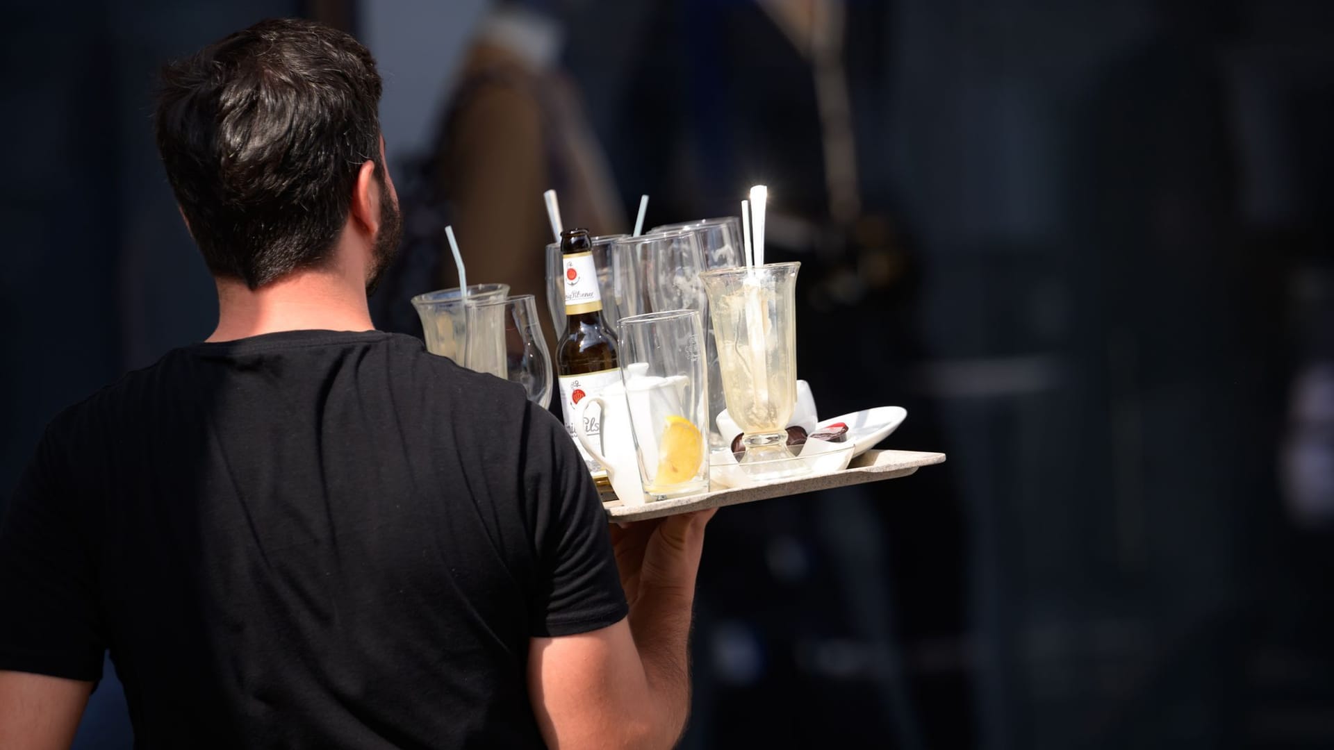 Kellner in Hamburg (Symbolfoto): Auf Speisen entfällt in der Gastronomie weiterhin eine reduzierte Mehrwertsteuer.