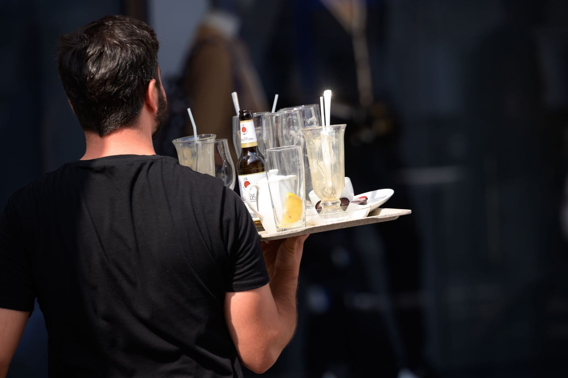 Kellner in Hamburg (Symbolfoto): Auf Speisen entfällt in der Gastronomie weiterhin eine reduzierte Mehrwertsteuer.