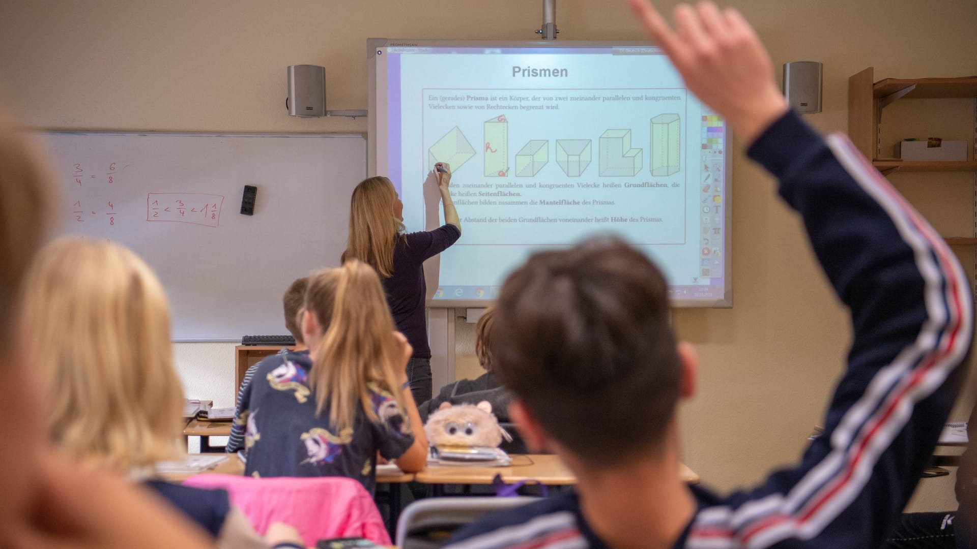 Unterricht in einer Schulklasse (Archivbild): Berufseinsteiger sollen in Niedersachsen an Schulen bald mehr verdienen.