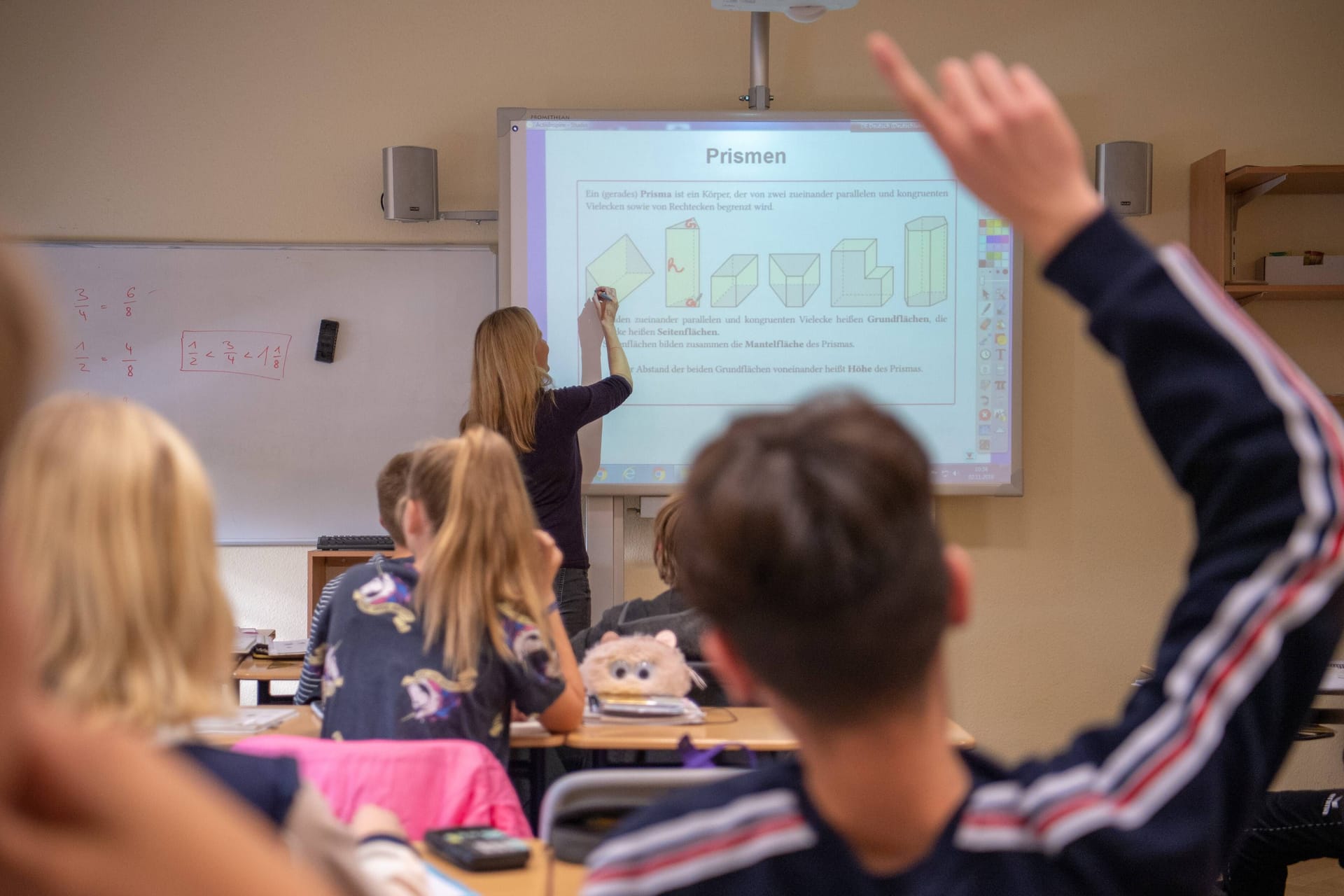 Unterricht in einer Schulklasse (Archivbild): Berufseinsteiger sollen in Niedersachsen an Schulen bald mehr verdienen.