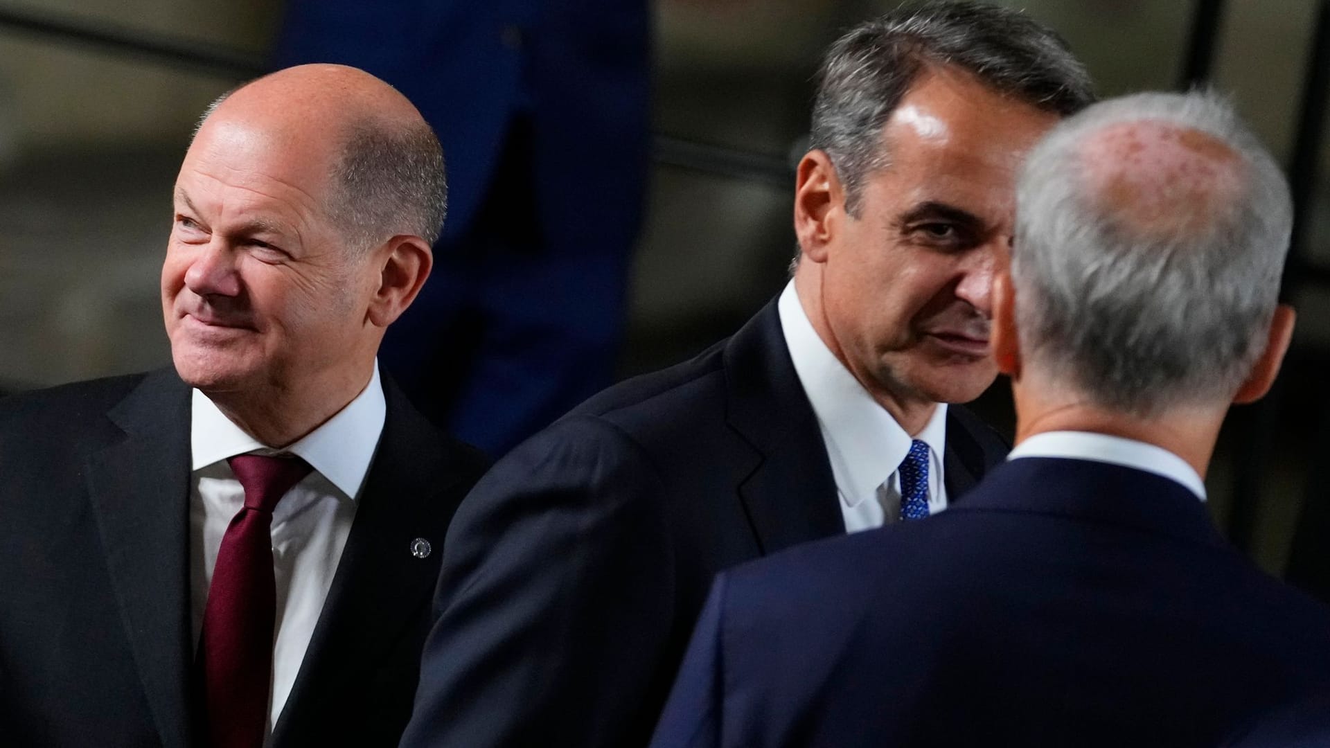 Bundeskanzler Olaf Scholz und der griechische Premier Kyriakos Mitsotakis während des Treffens der Europäischen Politischen Gemeinschaft auf der Prager Burg.