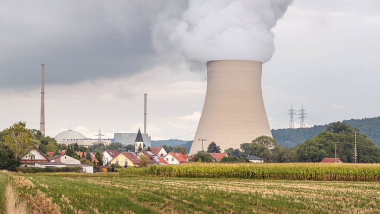 imago images Das Kernkraftwerk Isar 2 hinter dem Dorf Wattenbacherau in Bayern: Statt abgeschaltet zu werden, soll neben diesem AKW auch Neckarwestheim 2 in den Reservebetrieb gehen.