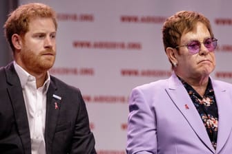 Prinz Harry und Elton John: Mit anderen britischen Promis gehen sie gegen einen Zeitungsverlag vor.