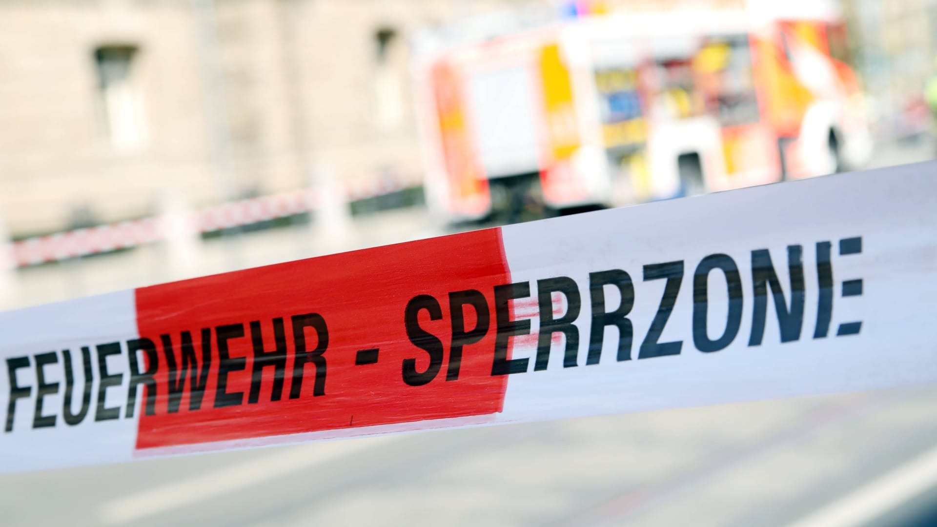 Die Feuerwehr im Einsatz (Archivbild): In Berlin mussten Rettungskräfte einen Mann aus einer misslichen Lage befreien. Die Feuerwehr im Einsatz (Archivbild): In Berlin mussten Rettungskräfte einen Mann aus einer misslichen Lage befreien.