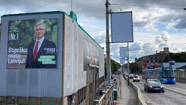 Ein riesiges Wahlplakat der liberalkonservativen Regierungspartei Jauna Vienotiba mit einem Porträt von Ministerpräsident Krisjanis Karins in der Hauptstadt Riga.