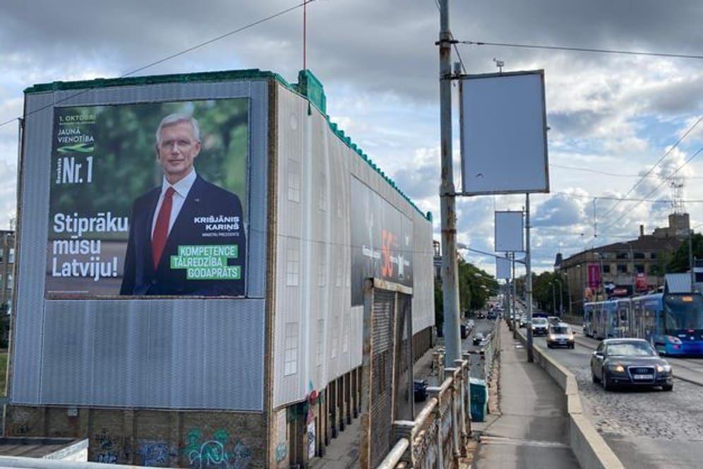 Ein riesiges Wahlplakat der liberalkonservativen Regierungspartei Jauna Vienotiba mit einem Porträt von Ministerpräsident Krisjanis Karins in der Hauptstadt Riga.