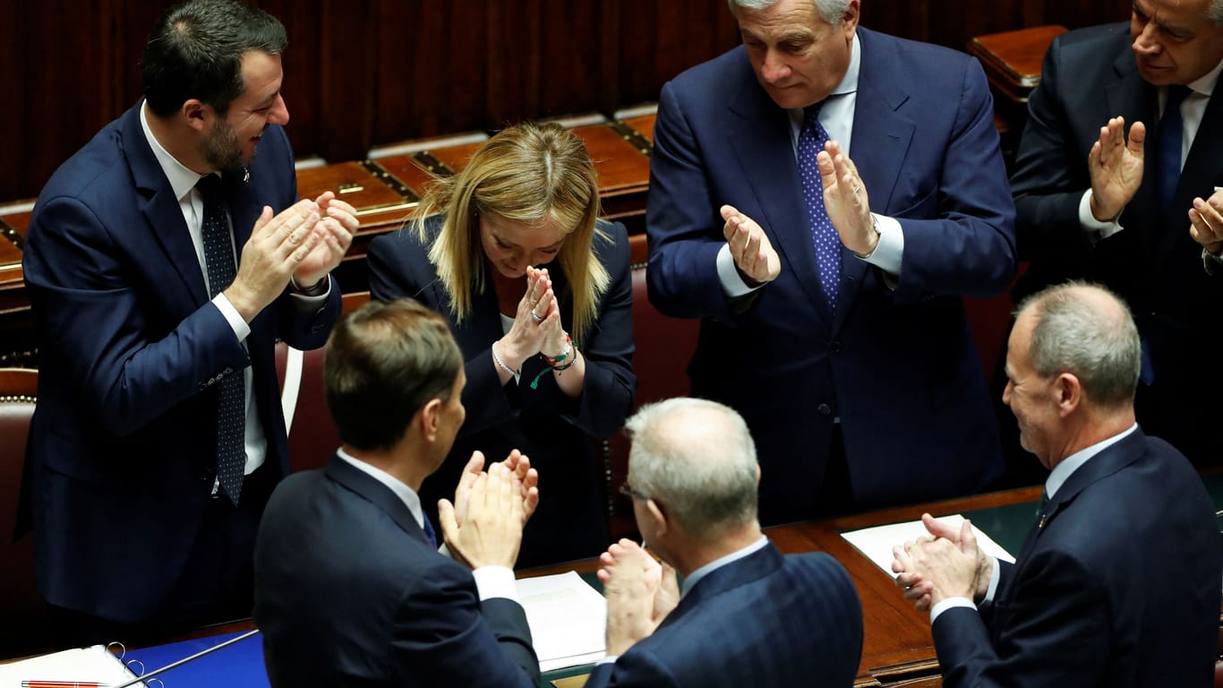 Applaus vom Kabinett: Giorgia Meloni führt ein rechtes Dreierbündnis.