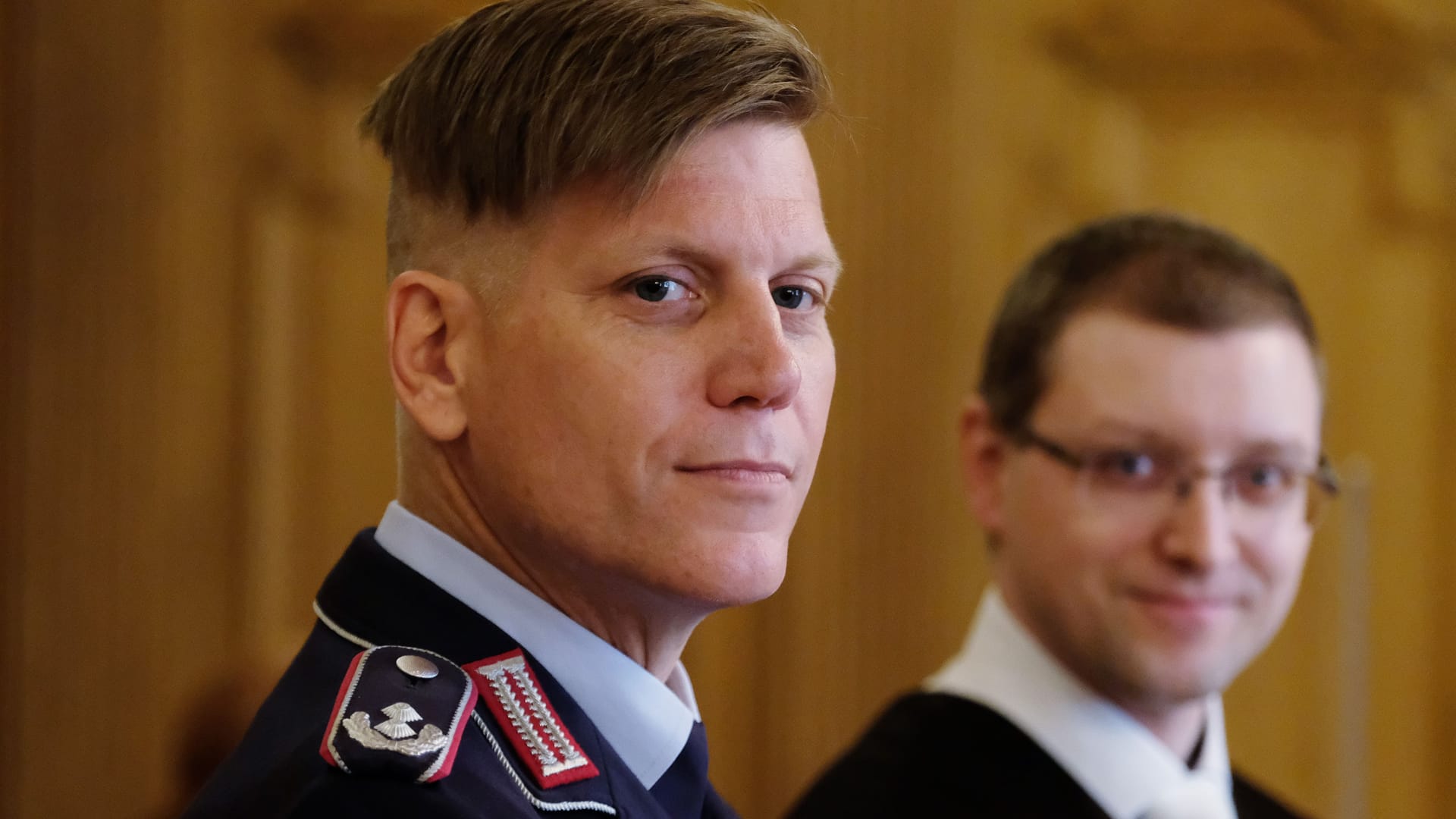 Anastasia Biefang (l), Kommandeurin der Bundeswehr, und Michael Gladow, Rechtsanwalt, stehen in einem Saal des Bundesverwaltungsgerichtes. Anastasia Biefang (l), Kommandeurin der Bundeswehr, und Michael Gladow, Rechtsanwalt, stehen in einem Saal des Bundesverwaltungsgerichtes.