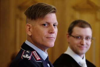Anastasia Biefang (l), Kommandeurin der Bundeswehr, und Michael Gladow, Rechtsanwalt, stehen in einem Saal des Bundesverwaltungsgerichtes.